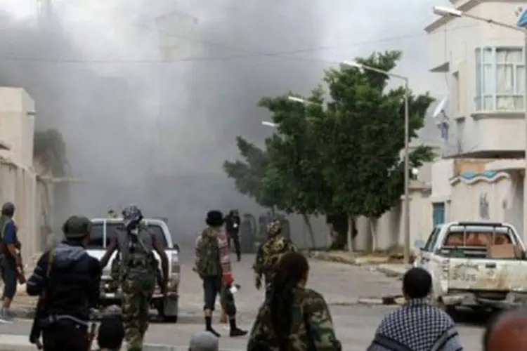 
	Bombardeios em Sirte, na L&iacute;bia: &ldquo;Estamos profundamente preocupados com as informa&ccedil;&otilde;es de que combatentes bombardearam &aacute;reas densamente povoadas da cidade&quot;
 (Ahmad al-Rubaye/AFP)