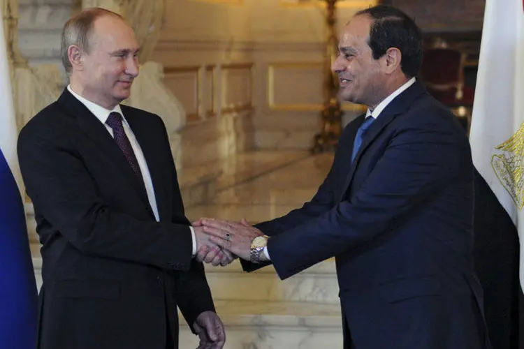 O presidente egípcio, Abdel Fatah al-Sissi (D), e seu colega russo, Vladimir Putin (Mikhail Klimentyev/RIA Novosti/Kremlin/Reuters)