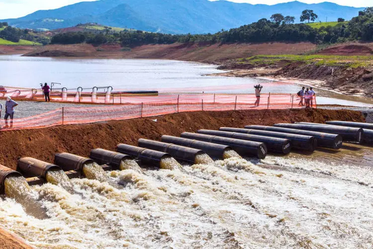 Sistema Cantareira, represas de Jaguari-Jacareí, na região de Bragança Paulista, atingiram em junho de 2014 0% da capacidade de seu volume útil (Vagner Campos/A2 FOTOGRAFIA/Fotos Públicas)