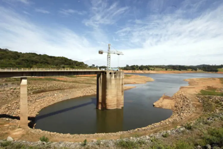 Vista do coletor de água no sistema de abastecimento de água da Cantareira na represa de Jaguari em Joanópolis (Paulo Whitaker/Reuters)