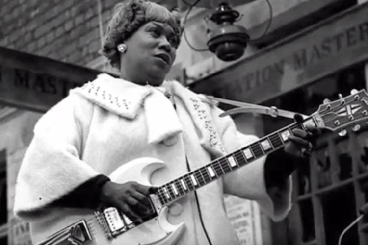 
	Sister Rosetta Tharpe: com seu jeito aut&ecirc;ntico, ela alcan&ccedil;ou grande popularidade nas d&eacute;cadas de 30 e 40, gra&ccedil;as &agrave; sua mistura &uacute;nica de letras gospel e viol&atilde;o el&eacute;trico
 (Reprodução/YouTube)