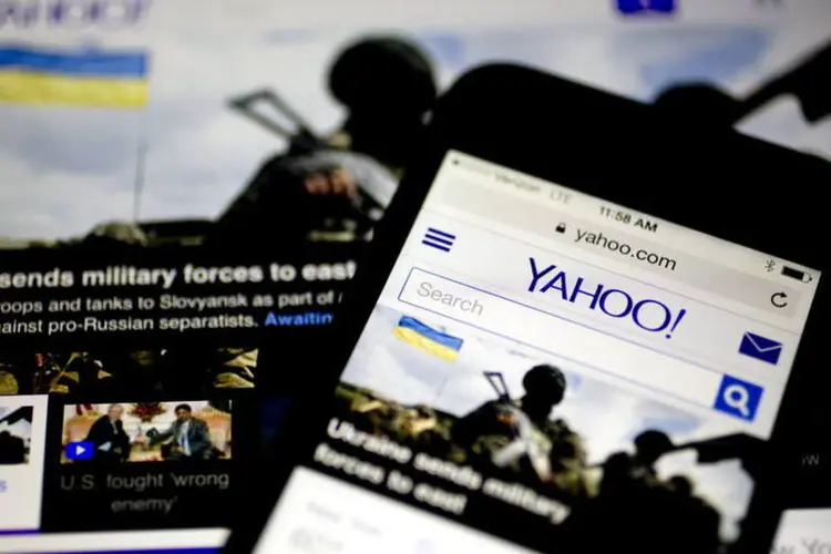 
	Site do Yahoo! &eacute; visto por um iPhone 5s, da Apple
 (Andrew Harrer/Bloomberg)