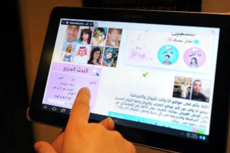 Uma mulher visita um site saudita (Fayez Nureldine/AFP)