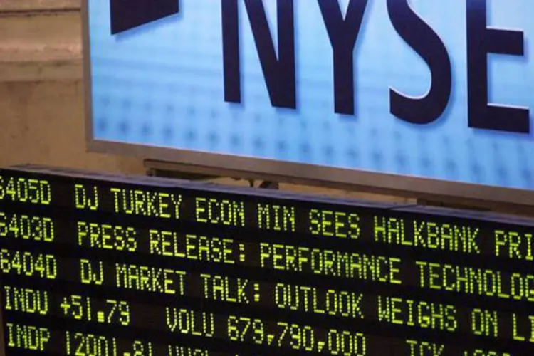 
	Nyse: &agrave;s 14h41, o &iacute;ndice Dow Jones recuava 0,34 por cento, a 15.835 pontos. O &iacute;ndice Standard &amp; Poor&#39;s 500 tinha desvaloriza&ccedil;&atilde;o de 0,39 por cento, para 1.785 pontos
 (Mario Tama/Getty Images)