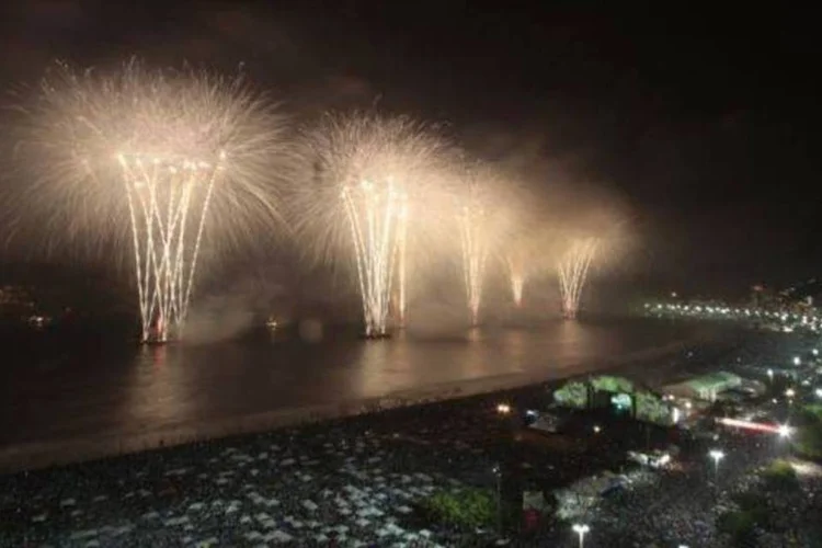 
	Queima de fogos em Copacabana: mais de 2 milh&otilde;es de pessoas s&atilde;o esperadas para a festa
 (RioTur/Divulgação)