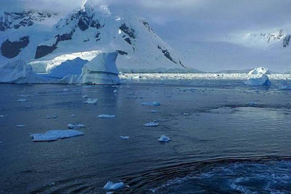 Barco preso em geleira na Antártica deve ser resgatado hoje