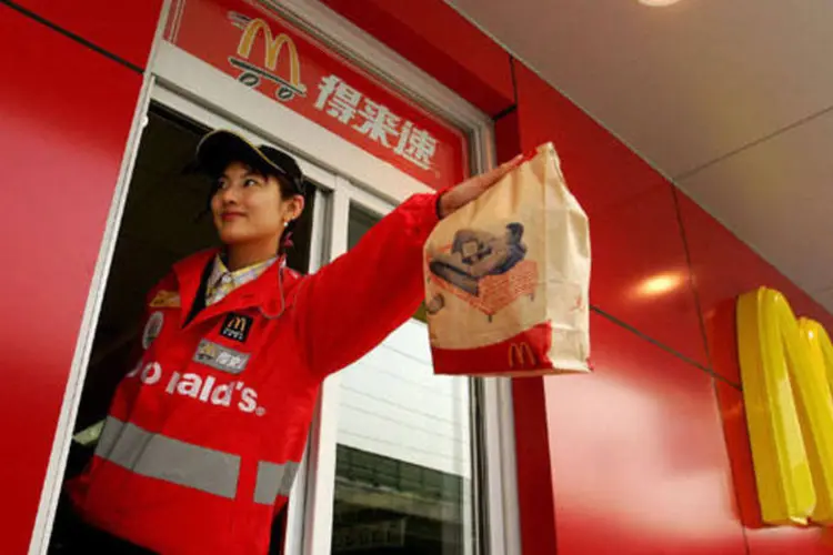 
	Atendente de uma loja do McDonald&#39;s na China: companhia rompeu&nbsp;rela&ccedil;&otilde;es comerciais com a empresa de condimentos Heinz
 (Guang Niu/Getty Images)