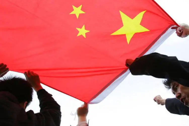 Chineses carregam bandeira do seu país: crescimento pode diminuir (GUANG NIU/Getty Images/EXAME.com)