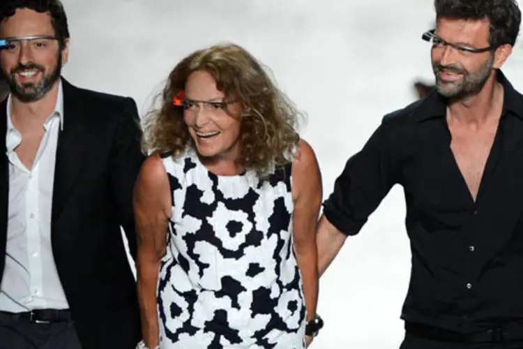 Sergey Brin aparece ao lado da estilista Diane von Furstenberg e o diretor criativo da marca DVF, Yvan Mispelaere, cada um usando uma versão de cada cor dos óculos do Google (Frazer Harrison/Getty Images)
