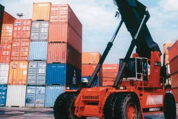 Nos oito meses do ano, as exportações superaram as importações em US$ 19,976 bilhões (Arquivo)
