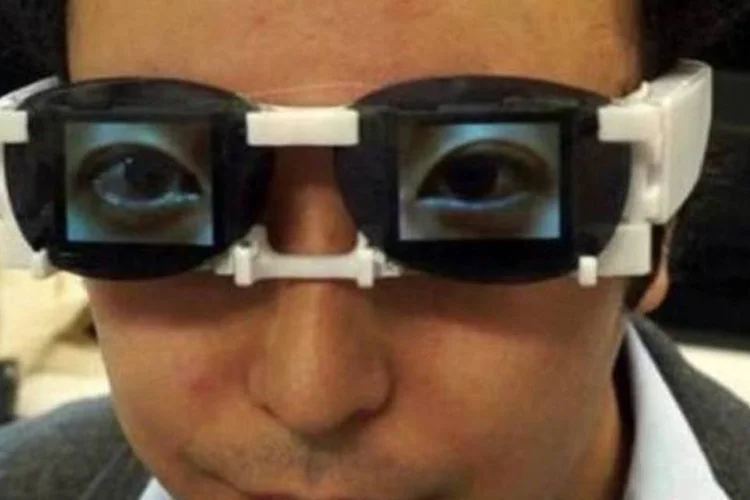 Cientista japonês desenvolveu óculos com telas com olhos falsos que dizem o contrário do que o cérebro pensa (UNIVERSITY OF TSUKUBA/AFP)