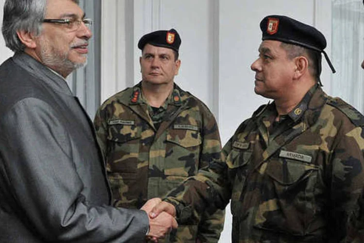 Fernando Lugo: ex-presidente do Paraguai, destituído do cargo ontem, cumprimenta militares (Flickr)