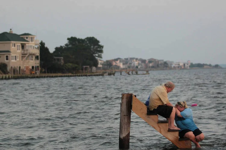 Pessoas tentam se salvar da enchente causada pelo furacão Irene na Carolina do Norte (EUA), em 2001 (Scott Olson/Getty Images)
