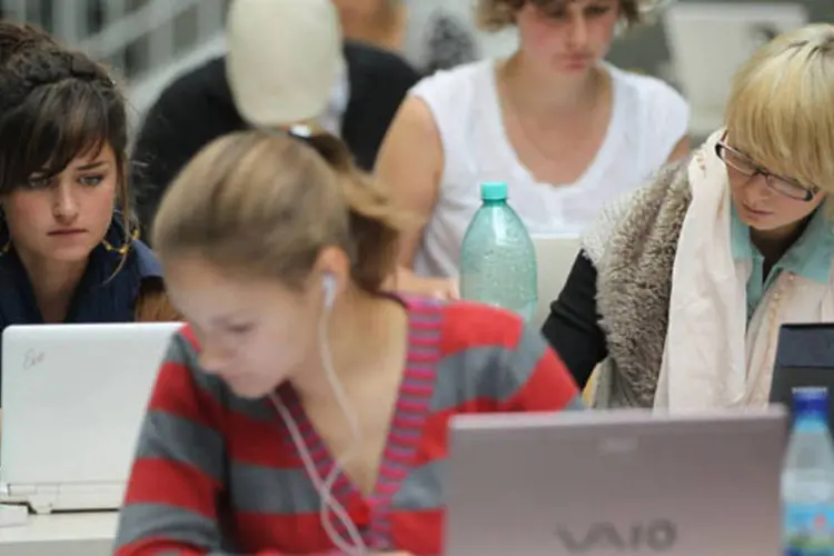 
	Universit&aacute;rias usando notebooks: entre americanos na faixa dos 18 e 29 anos, 71% dizem considerar a &nbsp;internet o seu meio favorito de not&iacute;cias
 (Sean Gallup/Getty Images)