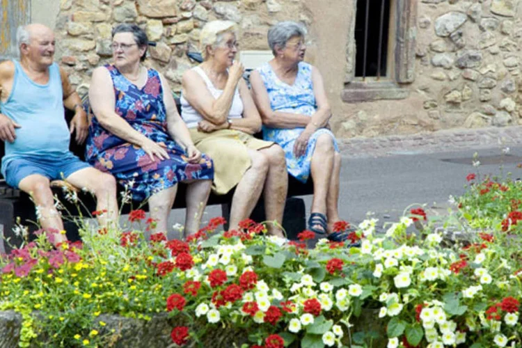
	Idosos sentados em uma pra&ccedil;a
 (Pierre Amerlynck/ Stock Exchange)