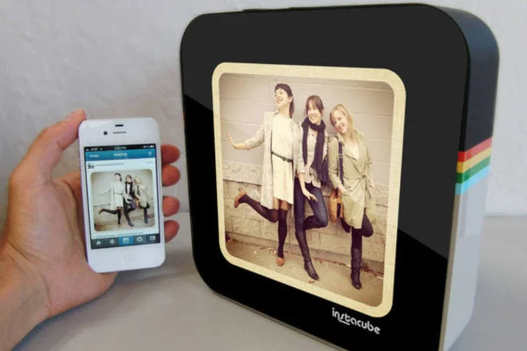 Instacube é um porta-retratos digital que, através de conexão Wi-Fi, reproduz imagens publicadas no Instagram (D2M)
