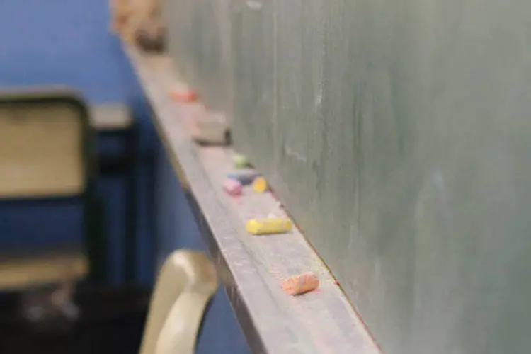 
	Lousa e giz em sala de aula: prazo para que isso seja feito &eacute; o m&ecirc;s de julho
 (Marcos Santos/USP Imagens)