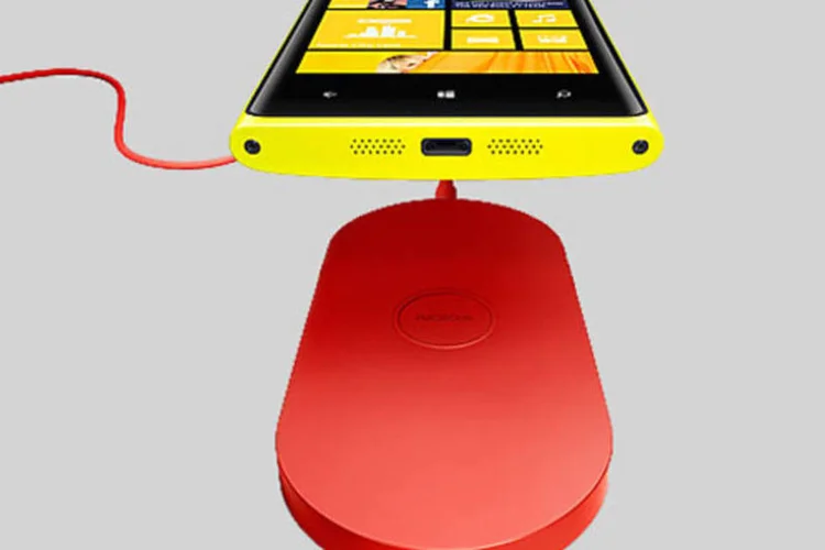 
	Uma das possibilidades do aparelho &eacute; que sua bateria seja carregada por indu&ccedil;&atilde;o, o que elimina a necessidade de fios para conectar o smartphone ao aparelho
 (Nokia)