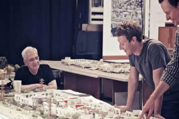 Frank Gehry e Mark Zuckerberg: Facebook anunciou planos para a expansão da sede da empresa em Menlo Park e que será conduzida pelo arquiteto Gehry (Facebook)