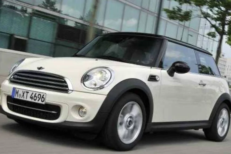 A versão de entrada do compacto oferece itens de série, como ar-condicionado, direção elétrica, rodas de liga leve, seis airbags, freios ABS e computador de bordo. (Divulgação)