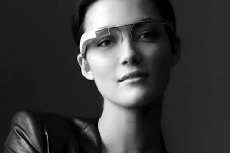 Mulher usa óculos do Google (Project Glass)