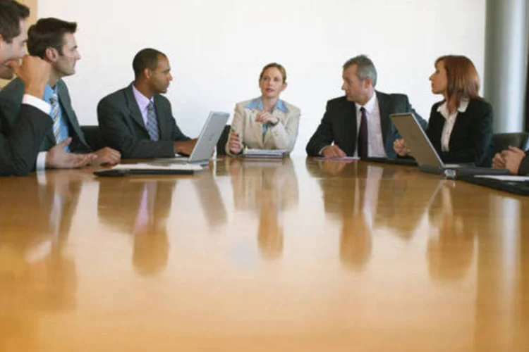 Pessoas em mesa de reunião (ThinkStock)