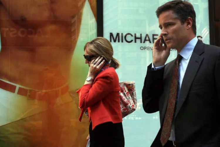 Pessoas falando ao celular (Spencer Platt/Getty Images)
