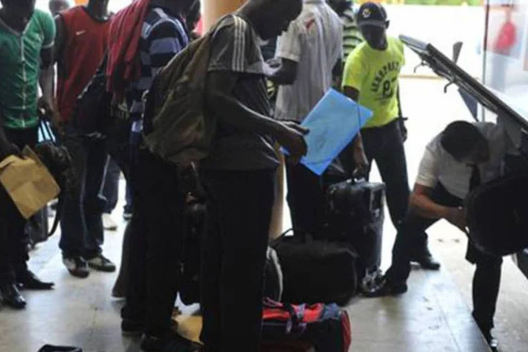 Grupo de haitianos embarcam em ônibus no Acre: recurso será transferido em caráter excepcional (Marcello Casal Jr./Agência Brasil)