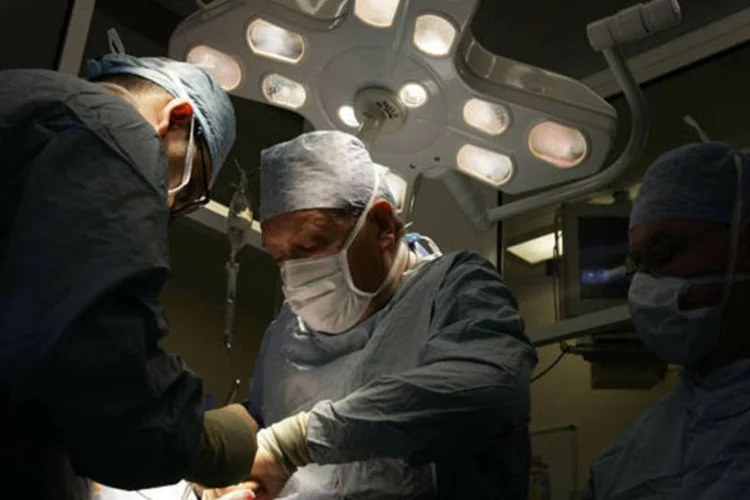 
	Procedimento cir&uacute;rgico: a coloca&ccedil;&atilde;o de pontes tende a ser uma op&ccedil;&atilde;o melhor do que a angioplastia
 (Christopher Furlong/Getty Images)