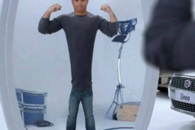 Ronaldo em comercial da Fiat: no roteiro, ele aparece em frente a um espelho que o deixa muito magro, e ele comenta: “Não falei? Fininho, e sem computação” (Reprodução)