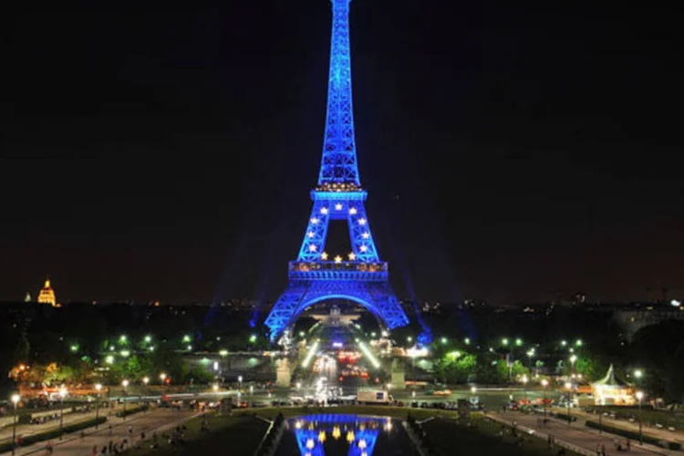 
	Torre Eiffel, em Paris: um per&iacute;metro de seguran&ccedil;a foi estabelecido em torno do monumento e cerca de 1.400 pessoas foram retiradas
 (Pascal Le Segretain/Getty Images)