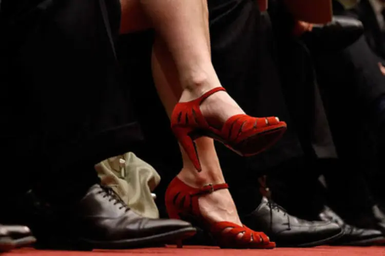 
	Mulher de sapato vermelho em meio a homens de terno: Trudeau causou um impacto positivo ao nomear 15 mulheres e 15 homens para seu gabinete
 (Getty Images)