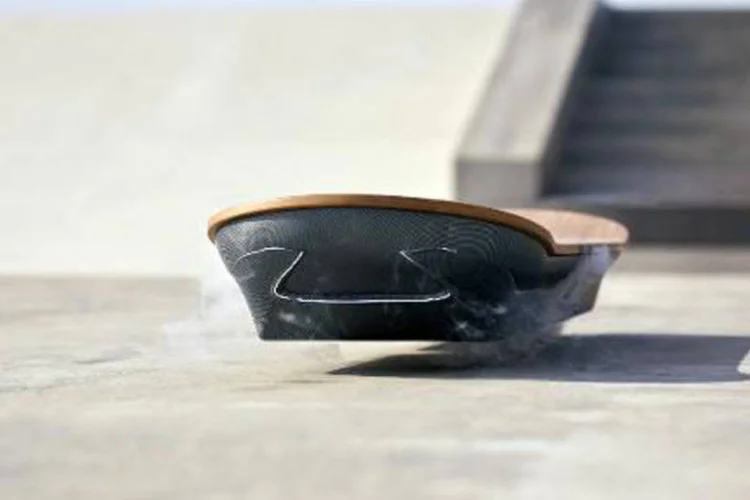 
	Skate voador da Lexus: O &quot;hoverboard&quot; cria um campo magn&eacute;tico que permite elevar-se gra&ccedil;as a supercondutores resfriados com hidrog&ecirc;nio, que produzem uma pequena nuvem branca ao redor do aparelho
 (AFP)