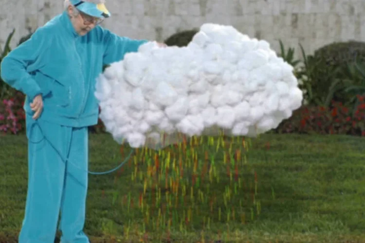Comercial do Skittles: trinca de comerciais é estrelada por uma simpática senhorinha e sua nuvem de estimação, que “chove” Skittles (Reprodução/YouTube/Skittles)
