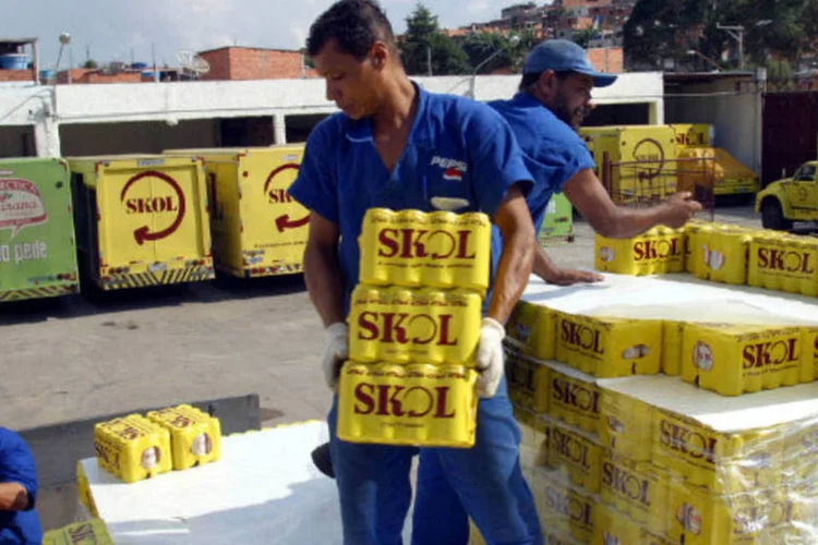 
	Funcion&aacute;rios descarregam caixas de Skol em distribuidora da Ambev: a gera&ccedil;&atilde;o de caixa da Ambev medida pelo Ebitda subiu 11,6%
 (Marcos Issa/Bloomberg News)