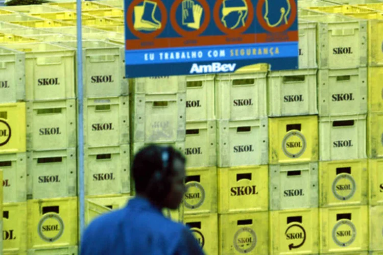 
	Caixas da cerveja Skol: decis&atilde;o da Ambev &eacute; tomada na sequ&ecirc;ncia do &quot;Ver&atilde;o sem Aumento&quot;, campanha que garantiu o congelamento do pre&ccedil;o das cervejas da companhia durante a &uacute;ltima esta&ccedil;&atilde;o
 (Paulo Fridman/Bloomberg News)