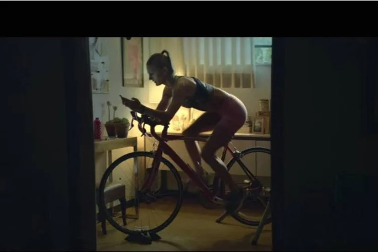 
	Comercial da Skol retrata o cotidiano de atletas &quot;n&atilde;o oficiais&quot; que encaixam suas atividades f&iacute;sicas no meio de compromissos
 (Reprodução/YouTube)