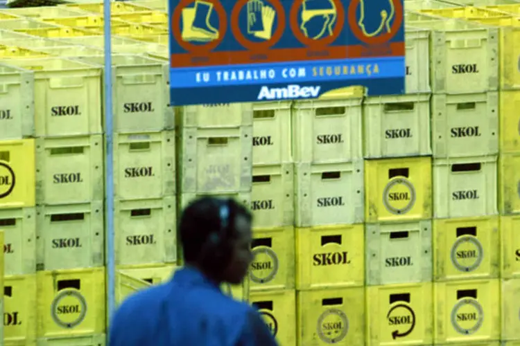 Caixas da cerveja Skol são empilhadas no centro de distribuição da Ambev em Jaguariúna (Paulo Fridman/Bloomberg News)