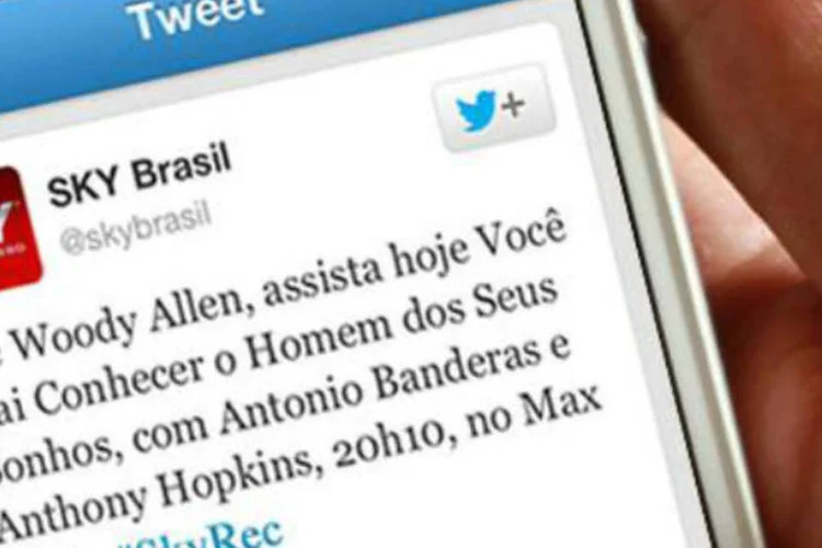 Para gravar programas de interesse, é só dar retweet no conteúdo, com hashtag #SKYREC. Automaticamente, ele será gravado no equipamento da casa do assinante, que poderá assistir ao programa quando quiser (Reprodução)