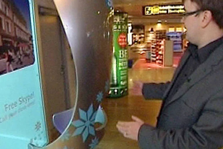 O telefone público Skype instalado no aeroporto de Tallinn, na Estônia, permite fazer videochamadas para computadores e ligações de voz para aparelhos fixos e celulares (Divulgação)