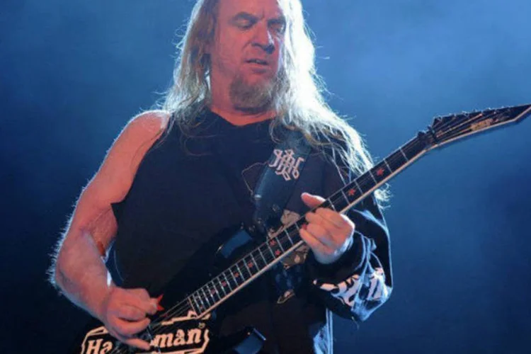 O guitarrista Jeff Hanneman, da banda Slayer, se apresenta na Califórnia em 23 de abril de 2011 (Kevin Winter/AFP)