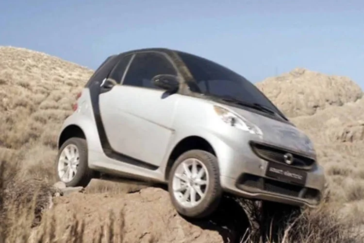 Comercial de Smart no Super Bowl: segundo a Mercedes, imaginar um carro elétrico nesses locais, é tão ridículo quanto ter uma SUV na cidade (.)