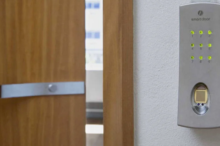 Uma das tecnologias já existentes é o uso da impressão digital ou de senhas para abrir portas, acender luzes, ligar o ar condicionado e abrir ou fechar persianas (Divulgação)