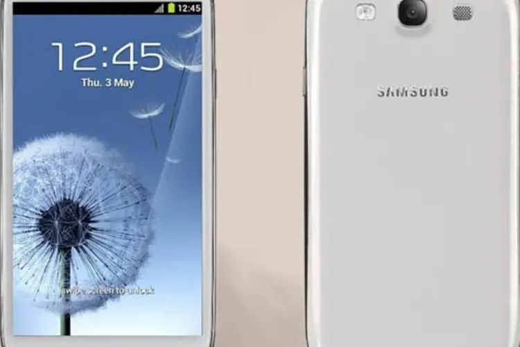 O Galaxy S III: smartphone da Samsung é considerado um dos grandes rivais do iPhone, da Apple (Divulgação)