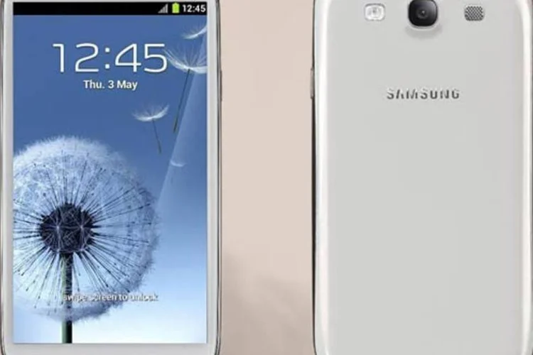 Aparelho possui tela HD Super AMOLED de 4,8 polegadas com resolução de 1.280 por 720 pixel (Divulgação)