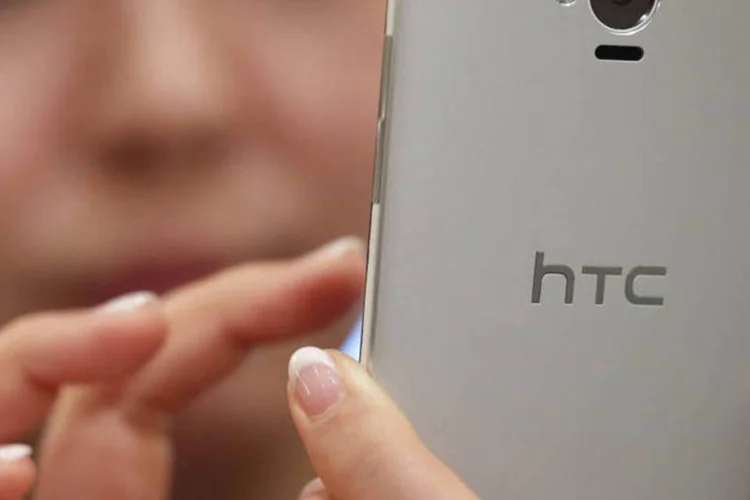 
	Smartphone da HTC: al&eacute;m dos aparelho celulares, a empresa agora se orienta rumo aos dispositivos de realidade virtual e &agrave; internet das coisas
 (Kiyoshi Ota/Bloomberg)