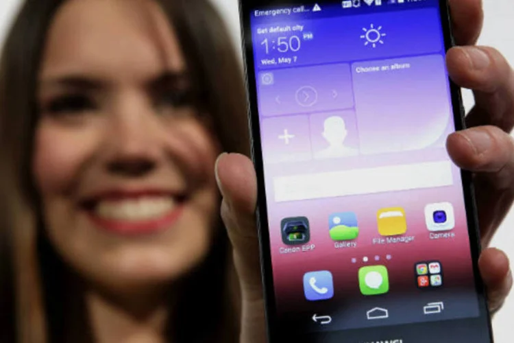 Modelo segura o Ascend P7, novo smartphone de alta qualidade da Huawei: ponto forte do Ascend P7 são os autorretrataos de alta qualidade (Philippe Wojazer/Reuters)