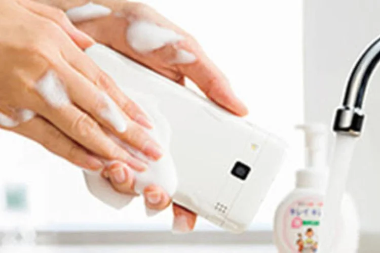 
	Digno Rafre: impermeabilidade do telefone Digno Rafre permitir&aacute; ao usu&aacute;rio limp&aacute;-lo em uma torneira
 (Kyocera / Divulgação)