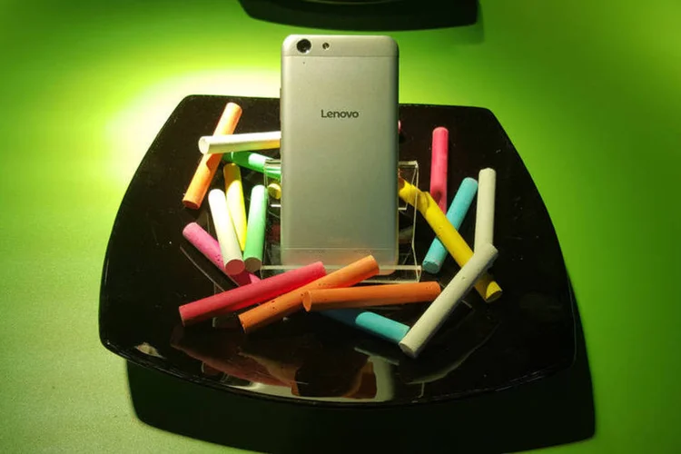Smartphone Lenovo Vibe K5 (Lucas Agrela/EXAME.com)
