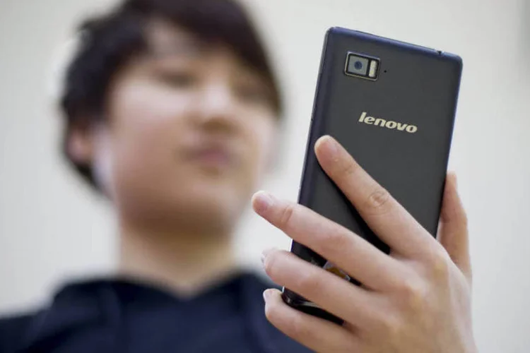
	Smartphone da Lenovo: empresa cresce velozmente no mercado de dispositivos m&oacute;veis
 (Brent Lewin/Bloomberg)